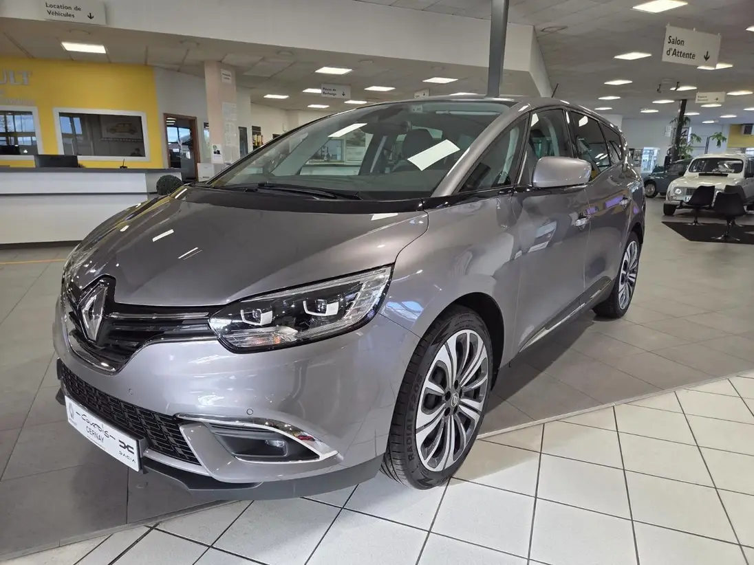 Renault Grand Scénic d'occasion 7 places exposé en concession à Cernay, idéal pour une famille recherchant un véhicule spacieux